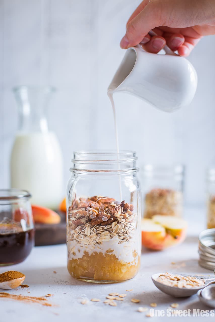 Apple Pie Overnight Oatmeal {Gluten-Free, Vegan, Naturally Sweetened}