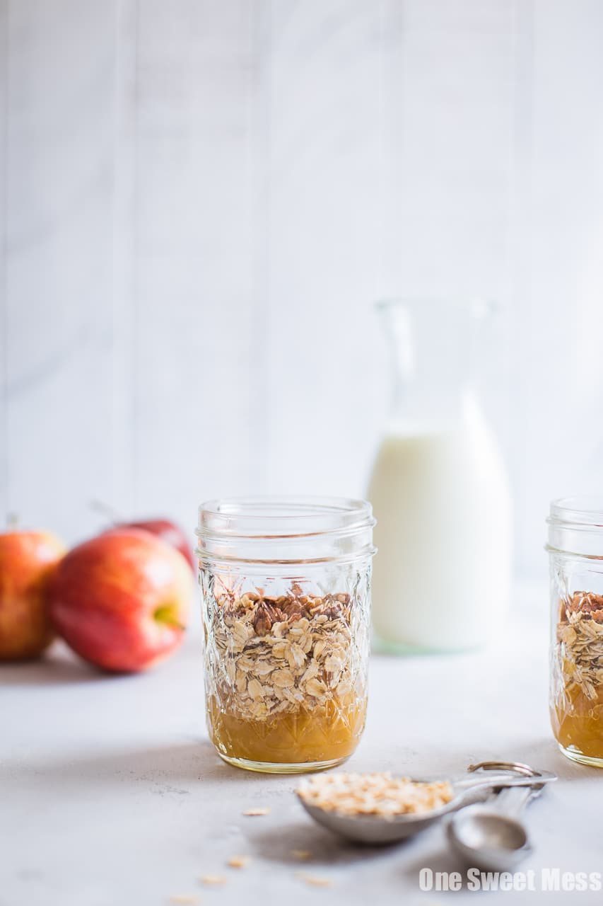Apple Pie Overnight Oatmeal {Gluten-Free, Vegan, Naturally Sweetened}