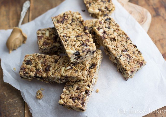 Chocolate Chip Peanut Butter Granola Bars {Gluten-Free Option} | www.themessybakerblog.com