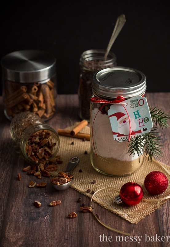 Chocolate Chip Pecan Banana Bread Gift Jars make the perfect Christmas gift for the holiday season | www.themessybakerblog.com