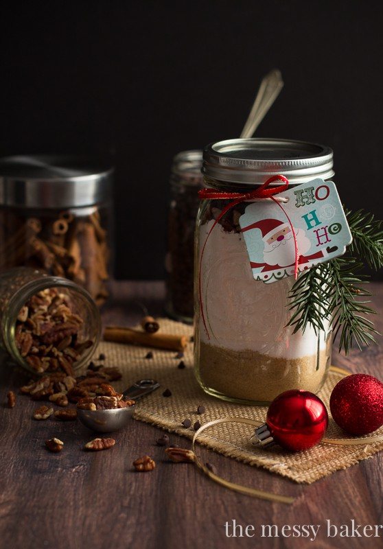 Chocolate Chip Pecan Banana Bread Gift Jars make the perfect Christmas gift for the holiday season | www.themessybakerblog.com