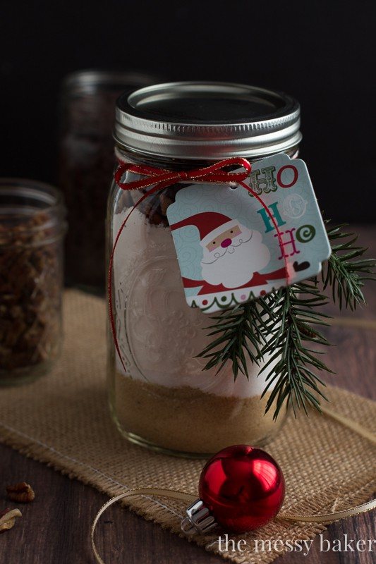 Chocolate Chip Pecan Banana Bread Gift Jars make the perfect Christmas gift for the holiday season | www.themessybakerblog.com