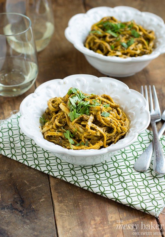 Roasted Red Pepper Pesto Pasta | www.themessybakerblog.com