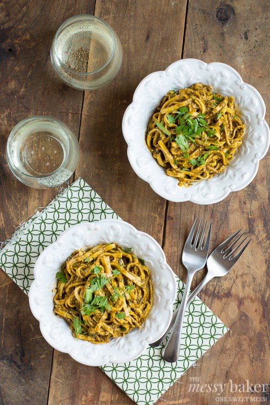 Vegetarian Roasted Red Pepper Pesto Pasta | www.themessybakerblog.com