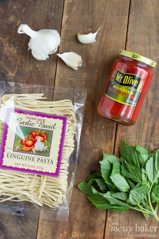 Roasted Red Pepper Pesto Pasta | www.themessybakerblog.com