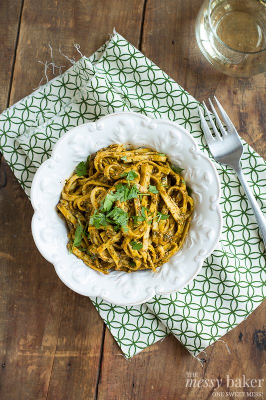 Roasted Red Pepper Pesto Pasta | www.themessybakerblog.com