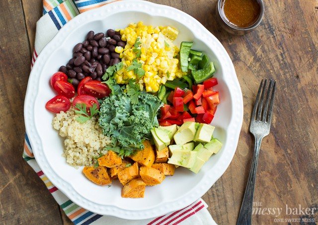 Southwestern Veggie Bowl with Chipotle Vinaigrette | www.themessybakerblog.com