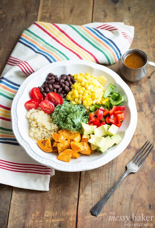 Southwestern Veggie Bowl with Chipotle Vinaigrette | www.themessybakerblog.com