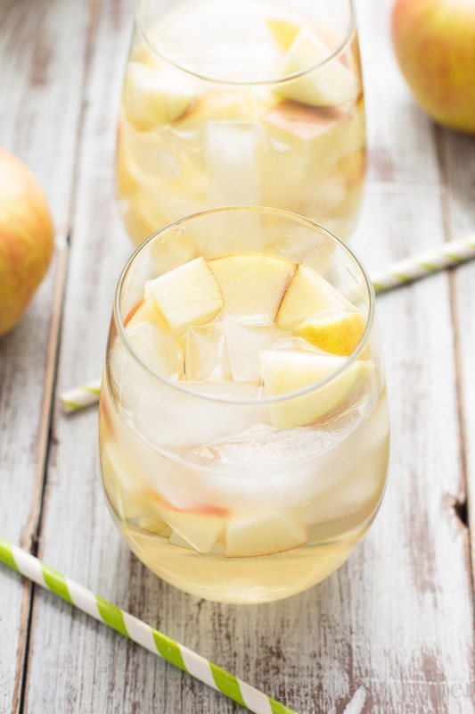 Caramel Apple Sangria | www.themessybakerblog.com