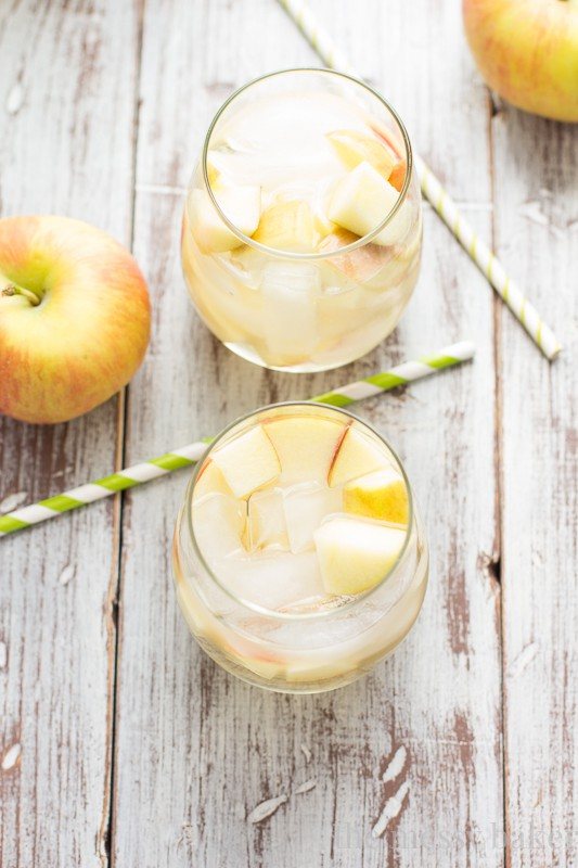 Caramel Apple Sangria | www.themessybakerblog.com