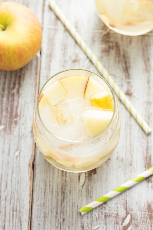 Caramel Apple Sangria | www.themessybakerblog.com