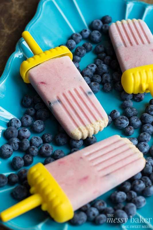 Healthy Strawberry-Banana Smoothie Popsicles | www.themessybakerblog.com