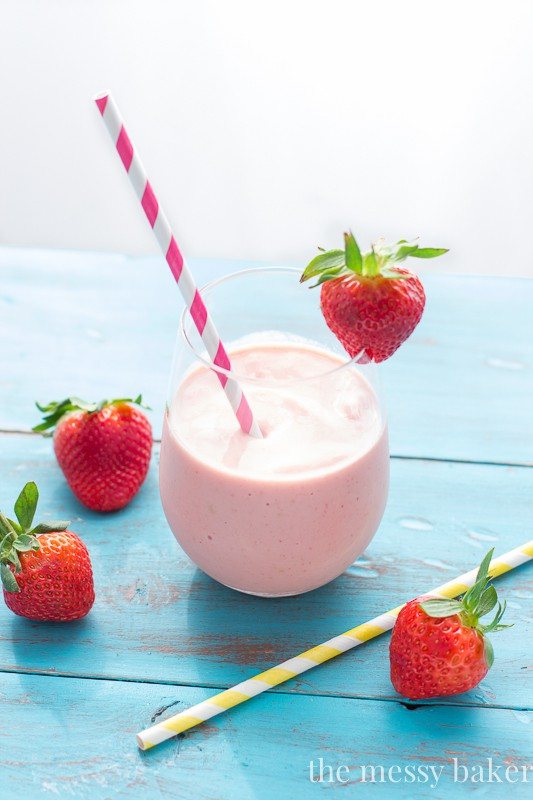 Strawberry Peach Malted Smoothie | www.themessybakerblog.com