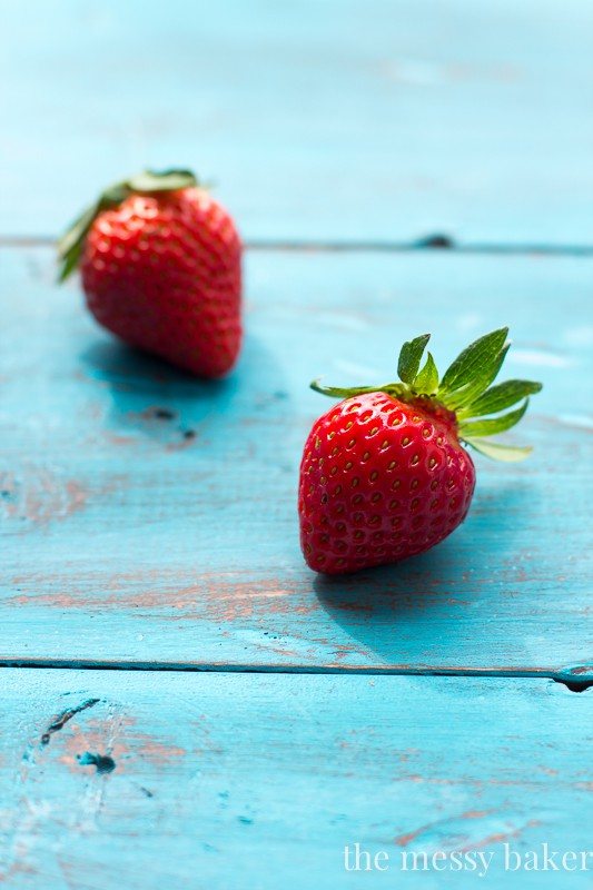 Strawberry Peach Malted Smoothie | www.themessybakerblog.com