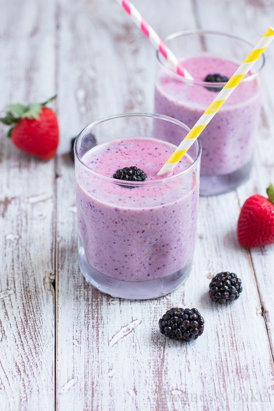 Summer Berry Smoothie | www.themessybakerblog.com
