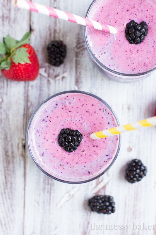 Summer Berry Smoothie | www.themessybakerblog.com