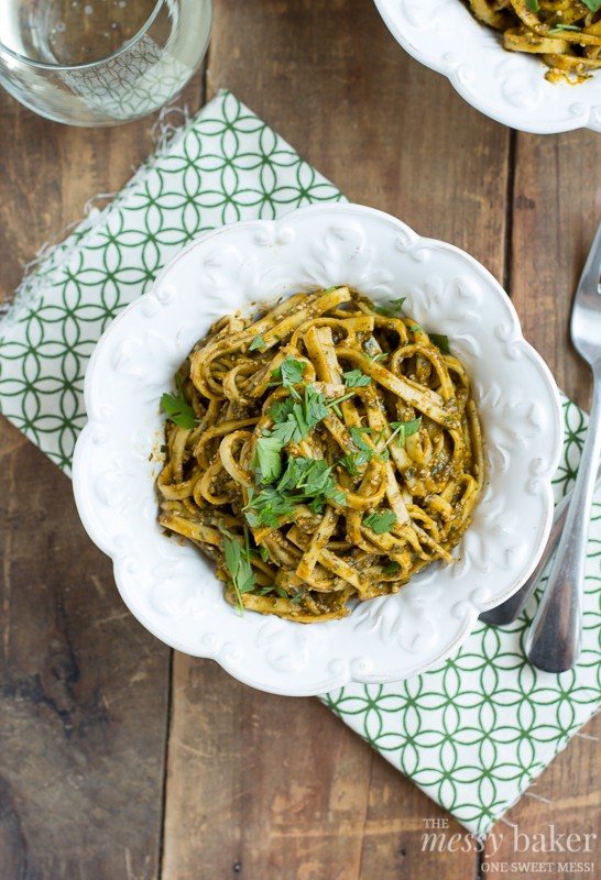 Healthy Roasted Red Pepper Pesto Pasta | www.themessybakerblog.com