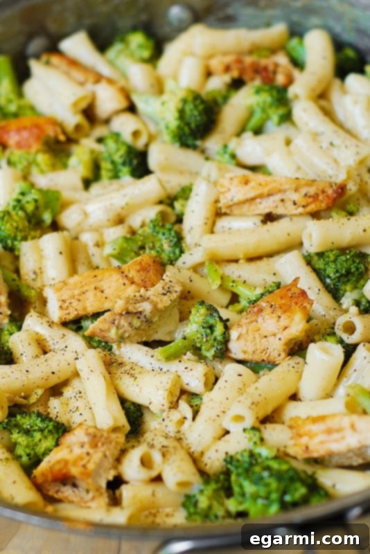 Creamy Chicken Broccoli Alfredo: Classic Pasta Dish with Tender Chicken, Fresh Broccoli, and Rich Sauce