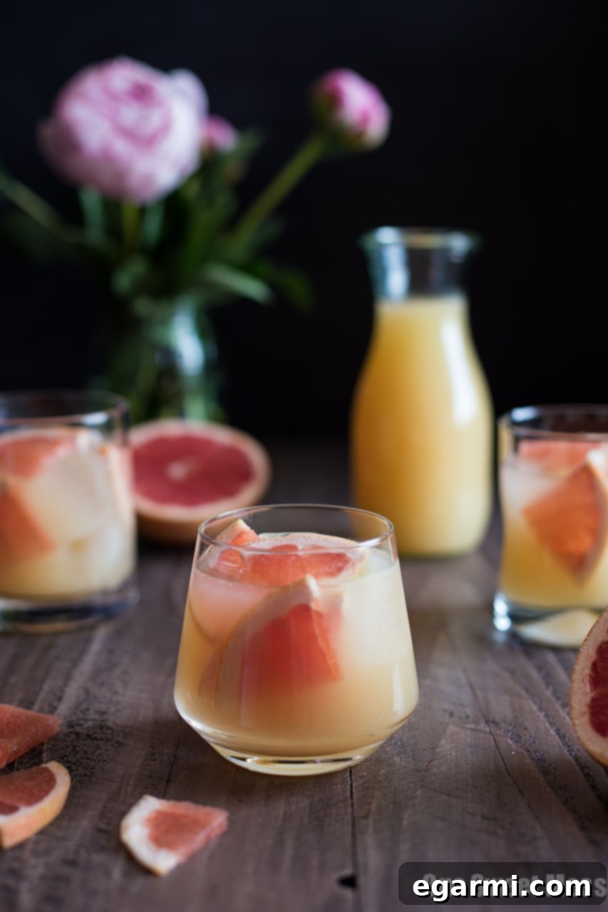 Refreshing Bourbon Grapefruit Cocktail with a slice of grapefruit