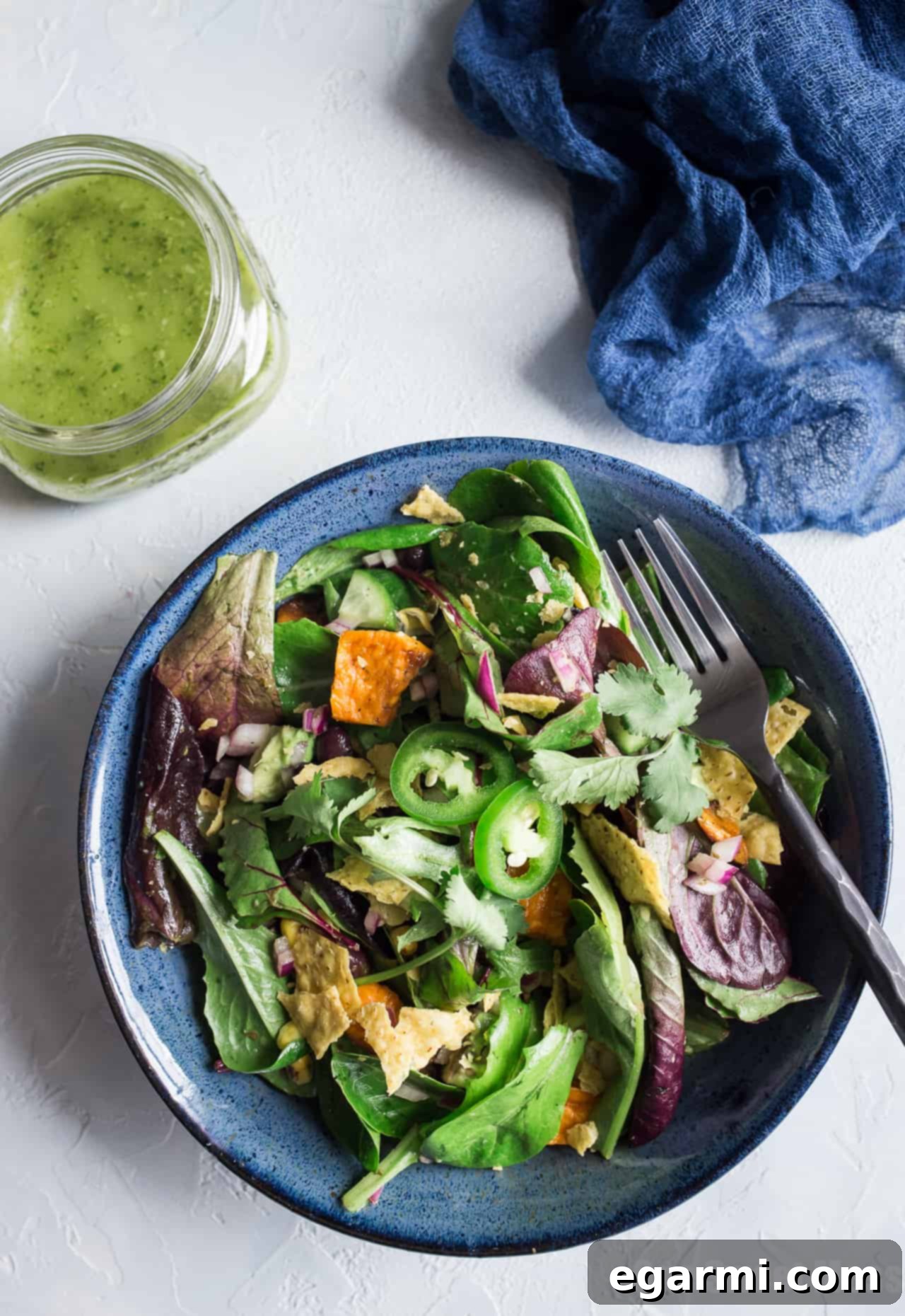 Roasted Sweet Potato and Black Bean Salad with Chili Lime Vinaigrette: This zesty salad with loaded with fresh veggies, creamy avocado, and sweet roasted corn. It's gluten-free, vegan, and super healthy! 