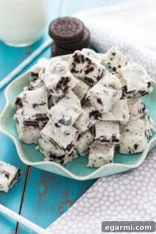 Decadent Cookies and Cream Fudge: Perfect for Christmas Gatherings