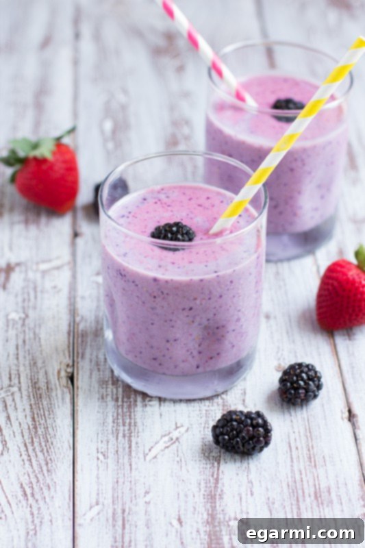 Summer Berry Smoothie | www.themessybakerblog.com