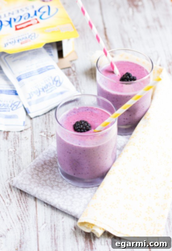 Summer Berry Smoothie | www.themessybakerblog.com