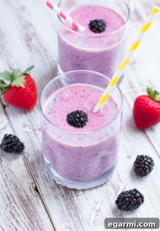 Summer Berry Smoothie | www.themessybakerblog.com