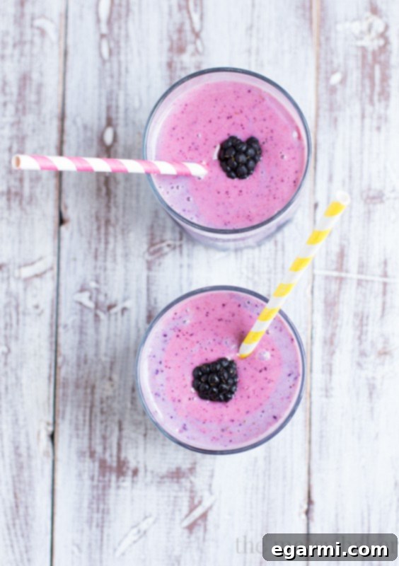 Summer Berry Smoothie | www.themessybakerblog.com